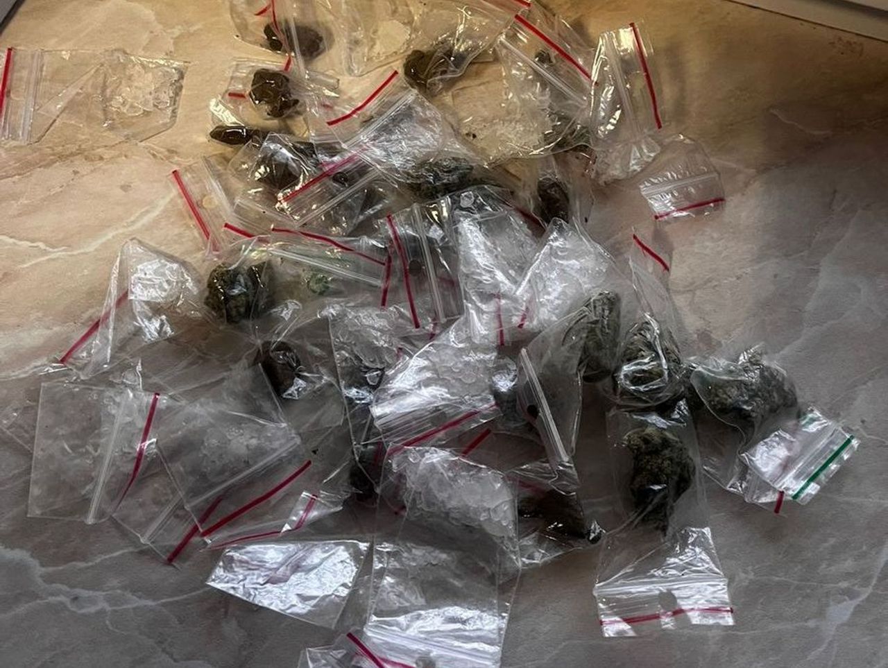 Stalowa Wola: Młody diler chodził po mieście obładowany narkotykami