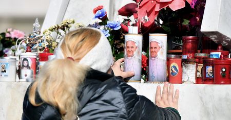Był "stan krytyczny". Media: Najbliższe godziny "kluczowe" dla papieża