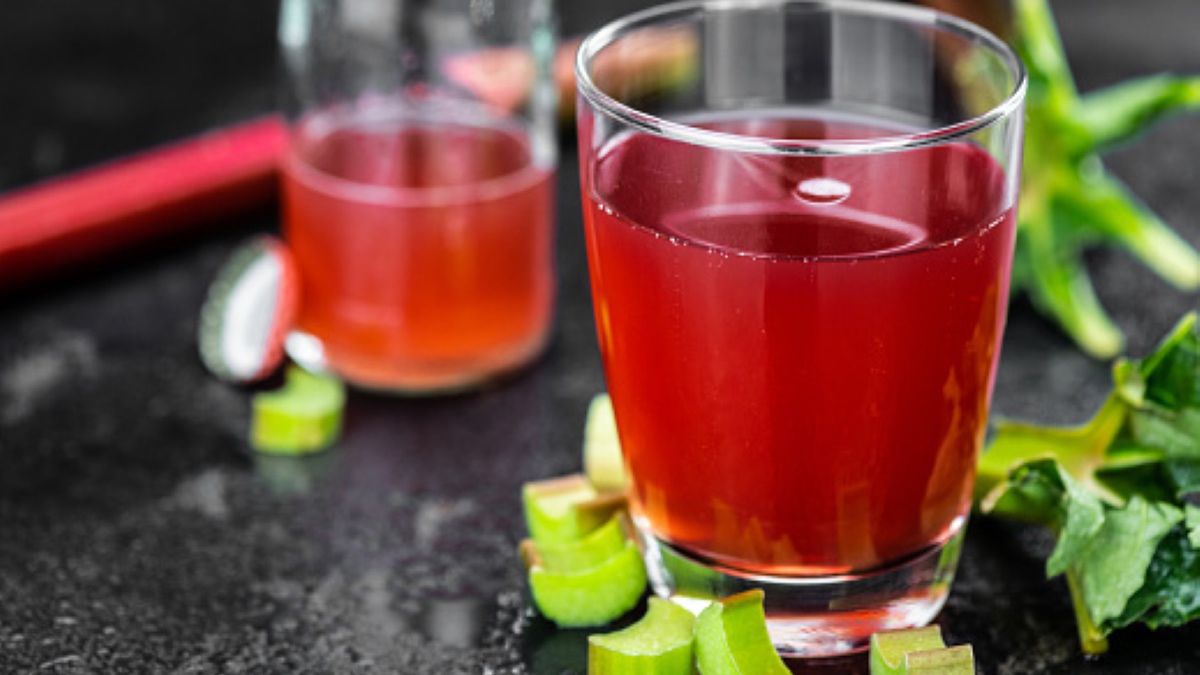 Lemoniada z rabarbarem i owocami leśnymi stanowi doskonałą ochłodę na majowe temperatury 