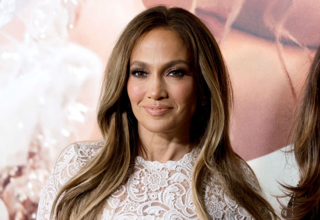 Seksowny i kobiecy styl Jennifer Lopez – zainspiruj się codziennymi lookami amerykańskiej gwiazdy