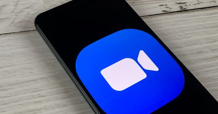Zoom na iOS przesyłał dane telemetryczne do Facebooka. Jest aktualizacja