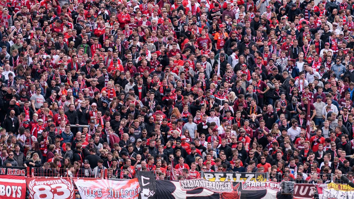 Zdjęcie okładkowe artykułu: Getty Images / Alexander Scheuber / Stringer / Kibice 1.FC Kaiserslautern