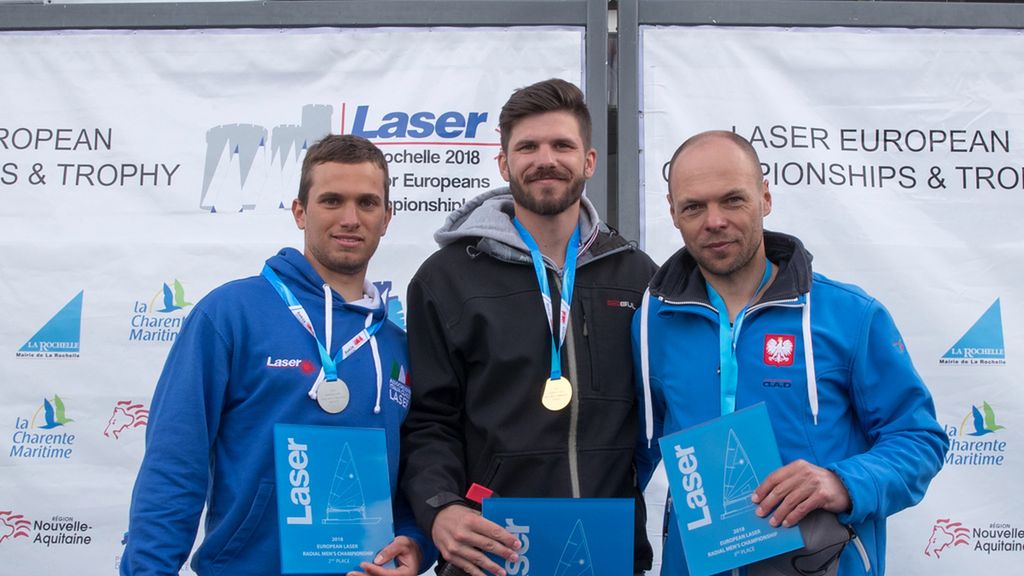 Materiały prasowe / Thom Touw / eurilca.org / Na zdjęciu: Marcin Rudawski (pierwszy z prawej) na podium mistrzostw Europy w klasie Laser Radial