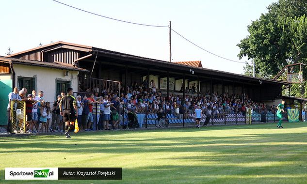 Trybuna główna na stadionie w Niepołomicach