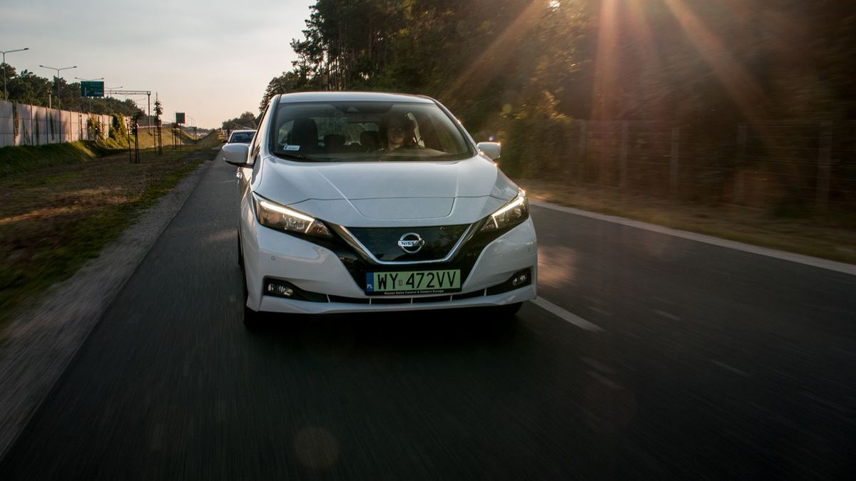 Elektryczny samochód łatwo rozpoznać po zielonych tablicach z czerwoną obwódką naklejki legislacyjnej