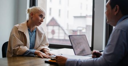 Zarobki, atmosfera, zarządzanie - co sprawdzają kandydaci przed podjęciem pracy?