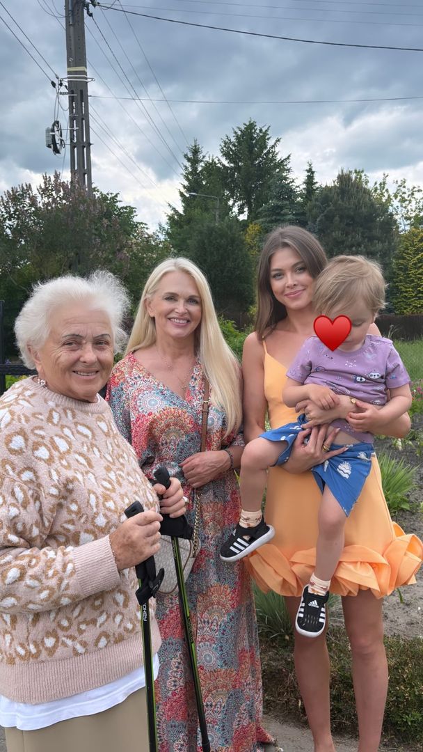 Joanna Opozda w pomarańczowej sukience na komunii chrześnicy