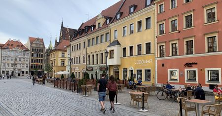 Wrocław. Ułatwienia dla niepełnosprawnych i autokarów. Czujniki wskażą wolne miejsca parkingowe