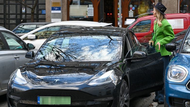 Agnieszka Woźniak-Starak odjeżdża spod pracy w elektrycznym samochodzie