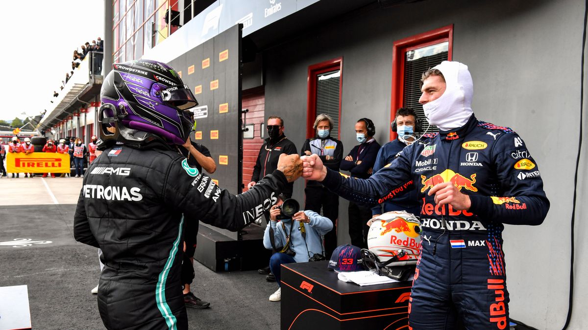 Zdjęcie okładkowe artykułu: Materiały prasowe / Pirelli Media / Na zdjęciu: Lewis Hamilton (po lewej) i Max Verstappen