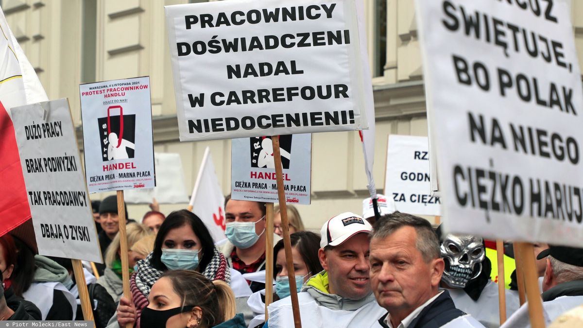 Manifestacja pracownik�w handluFot. Piotr Molecki/East News, Warszawa, 04.11.2021. Manifestacja pracownikow handlu i zwiazkowcow Solidarnosci przed siedziba Polskiej Organizacji Handlu i Dystrybucji. W protescie biora udzial pracownicy z sieci handlowych: Carrefour, Auchan, Biedronka, Kaufland, Stokrotka, Selgros, Castorama, Macro Cash, Decathlon, Pepco oraz Ikea.Piotr Molecki