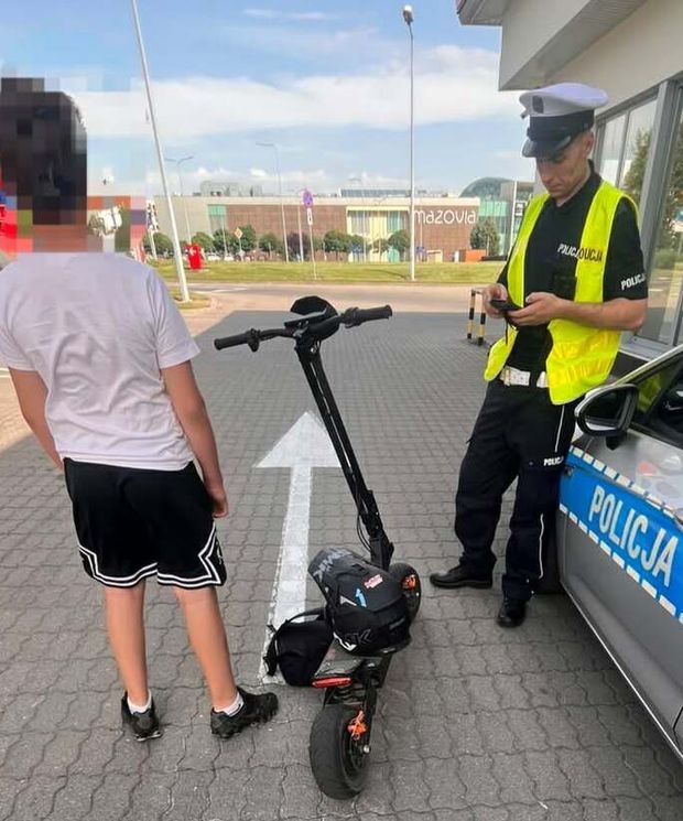1000 zł mandatu za hulajnogę elektryczną. Policja kontroluje dzieci i przypomina rodzicom o przepisach