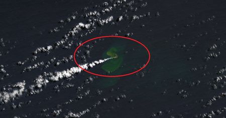 Nagle wyłoniła się spod wody. Dostrzegł ją satelita NASA