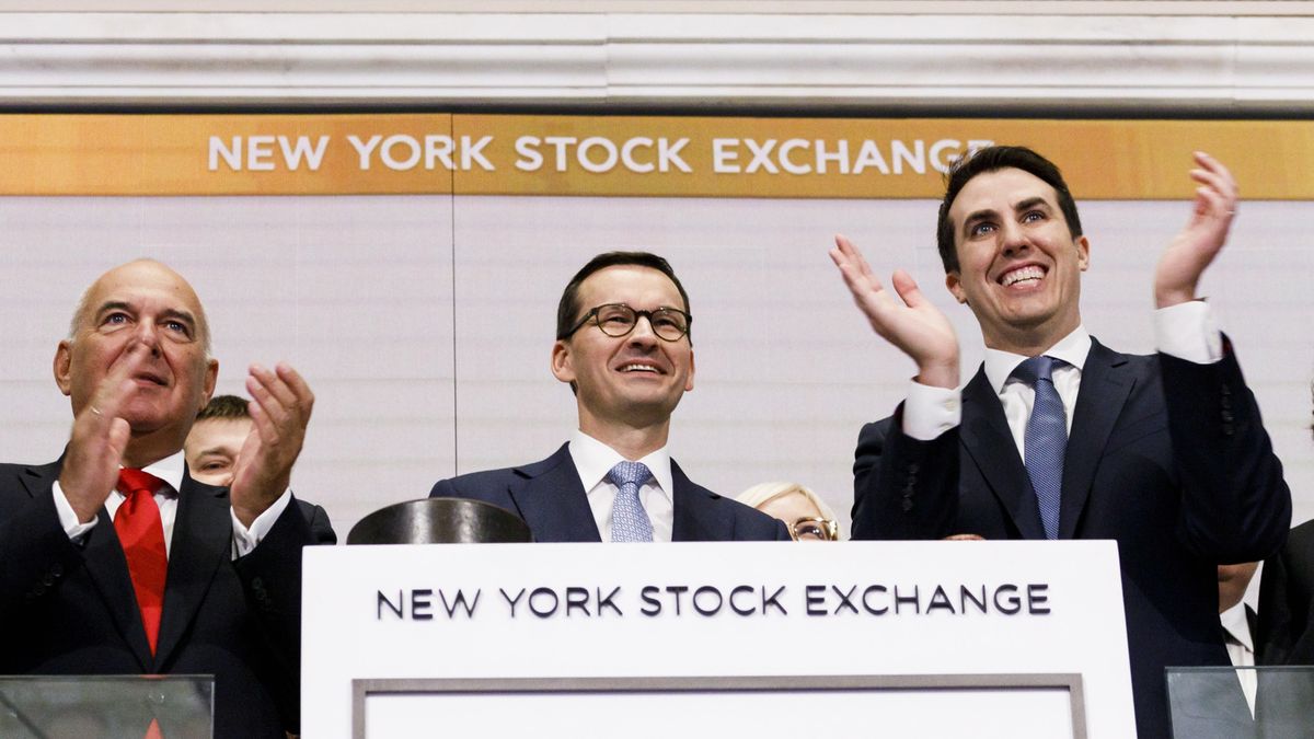 Premier Morawiecki i dyrektor zarządzający Wall Street John Tuttle tuż po otwarciu sesji nowojorskiej giełdy