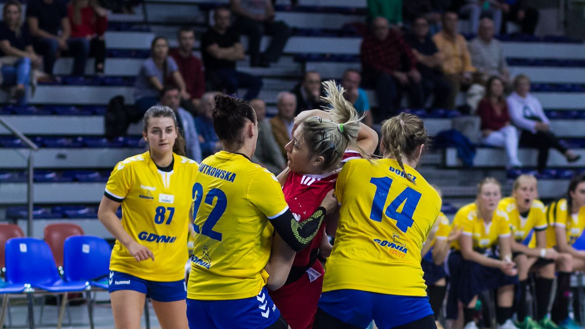 WP SportoweFakty / Oskar Błaszkowski / Na zdjęciu: zawodniczki Arki Gdynia w walce o piłkę