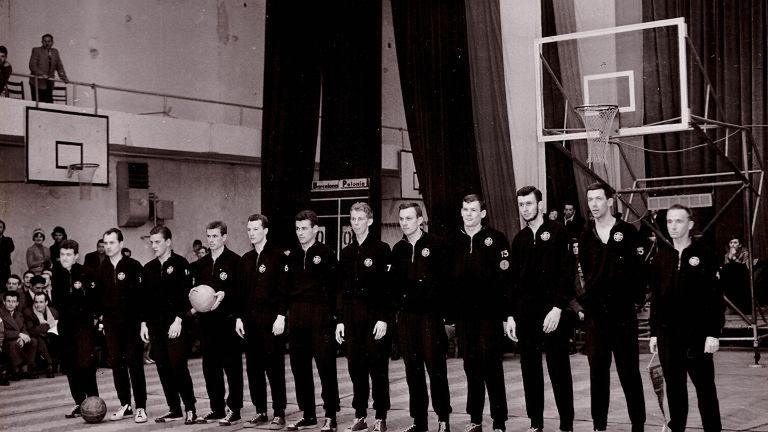 Drużyna Polonii Warszawa przed rewanżowym meczem z FC Barcelona, 13 marca 1960 roku