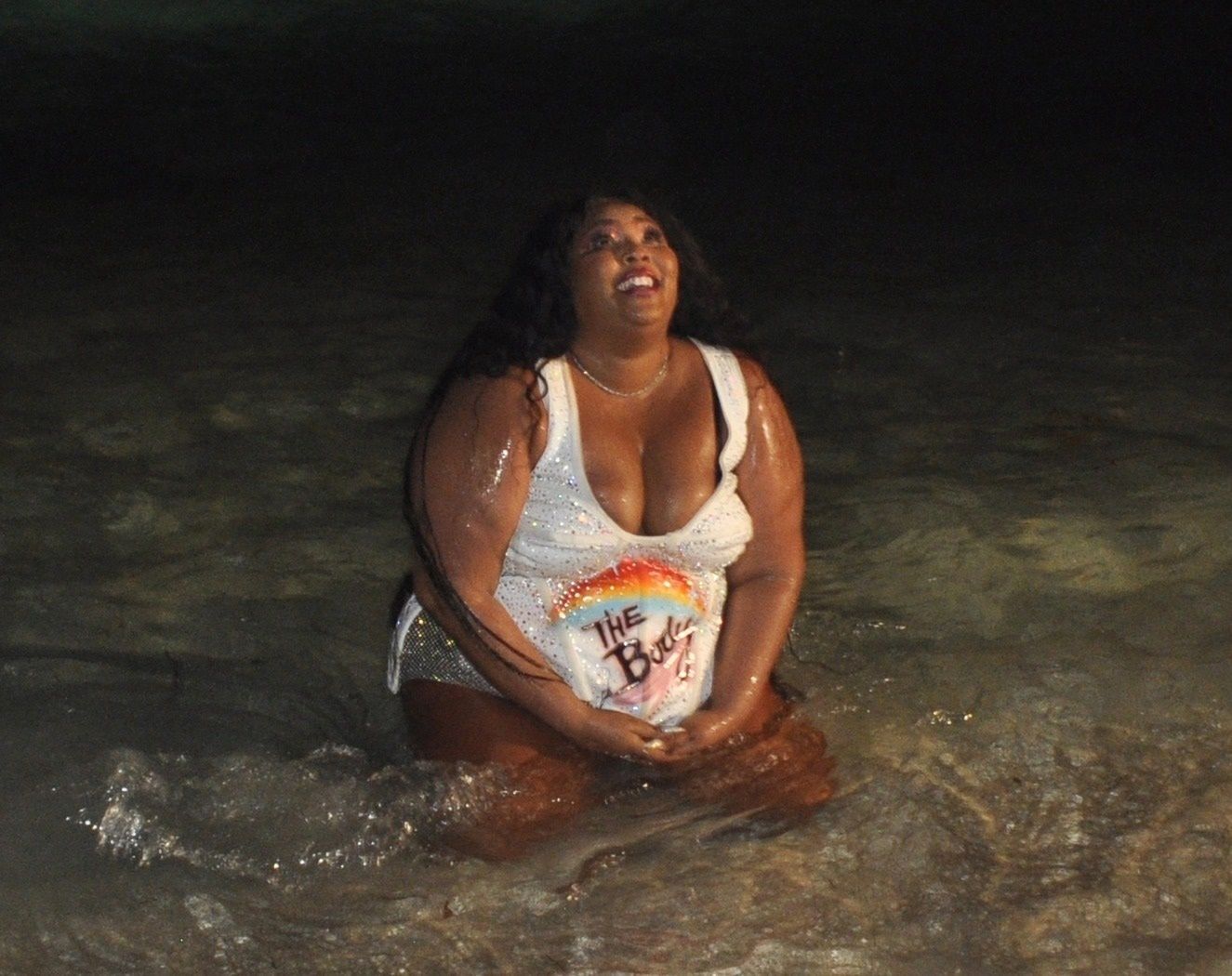 Lizzo wije się w oceanie po koncercie w Miami Beach 