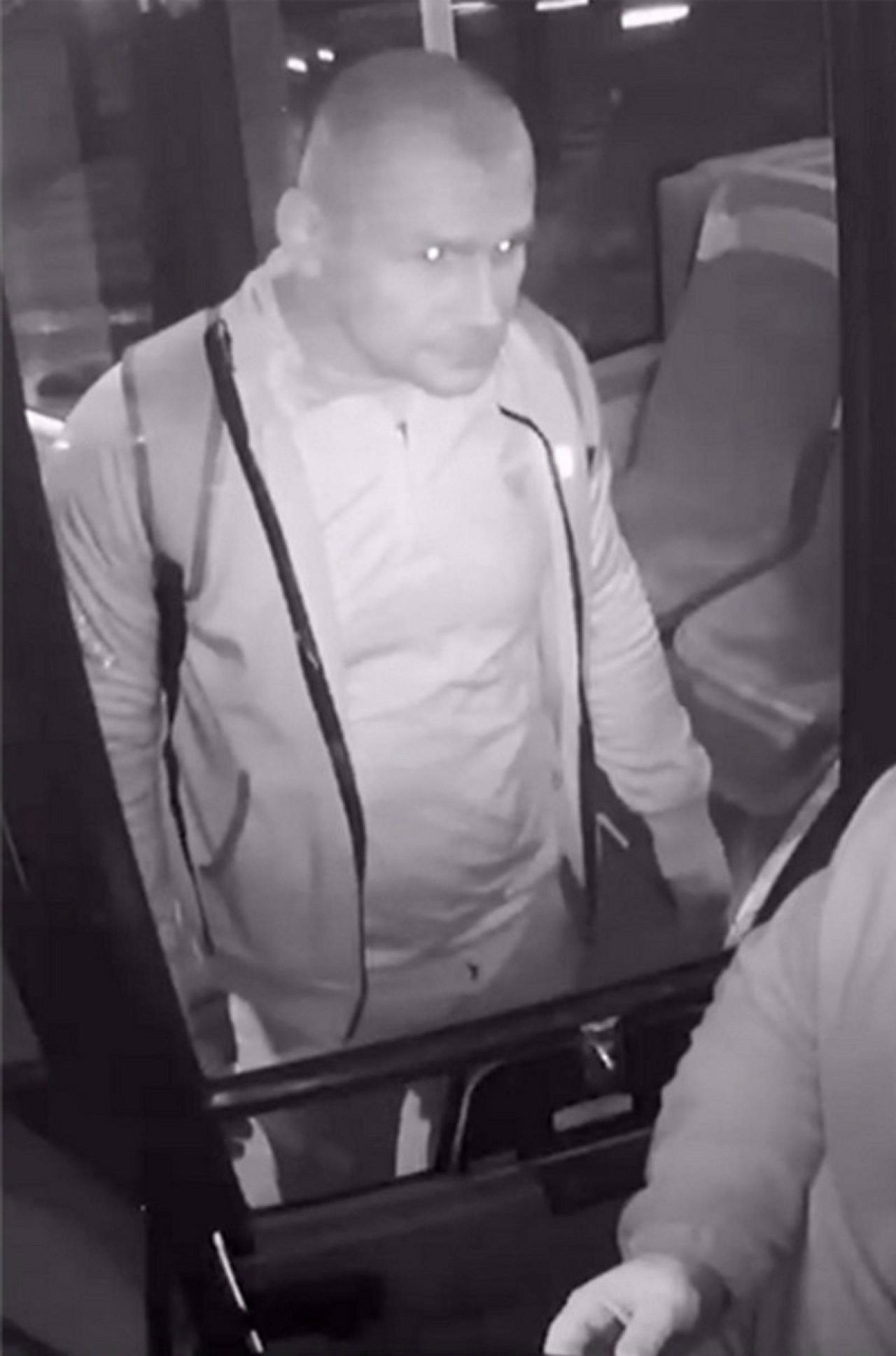 Warszawa: Zaatakował kierowcę autobusu. Poznajesz tego mężczyznę?