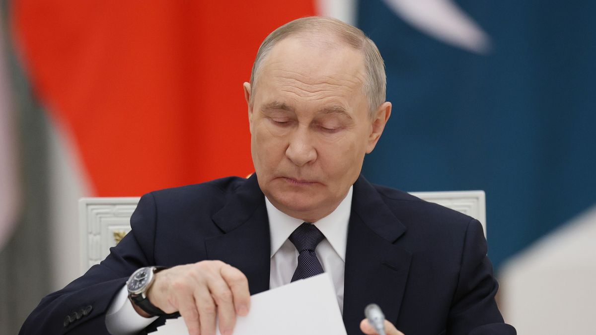 SCO Government Heads Council
epa12533290 Russian President Vladimir Putin sorts documents during a meeting with the heads of government of the member countries of the Shanghai Cooperation Organisation (SCO) in Moscow, Russia,18 November 2025.  EPA/RAMIL SITDIKOV/REUTERS POOL 
Dostawca: PAP/EPA.
RAMIL SITDIKOV/REUTERS POOL
flags, summit, leader, address