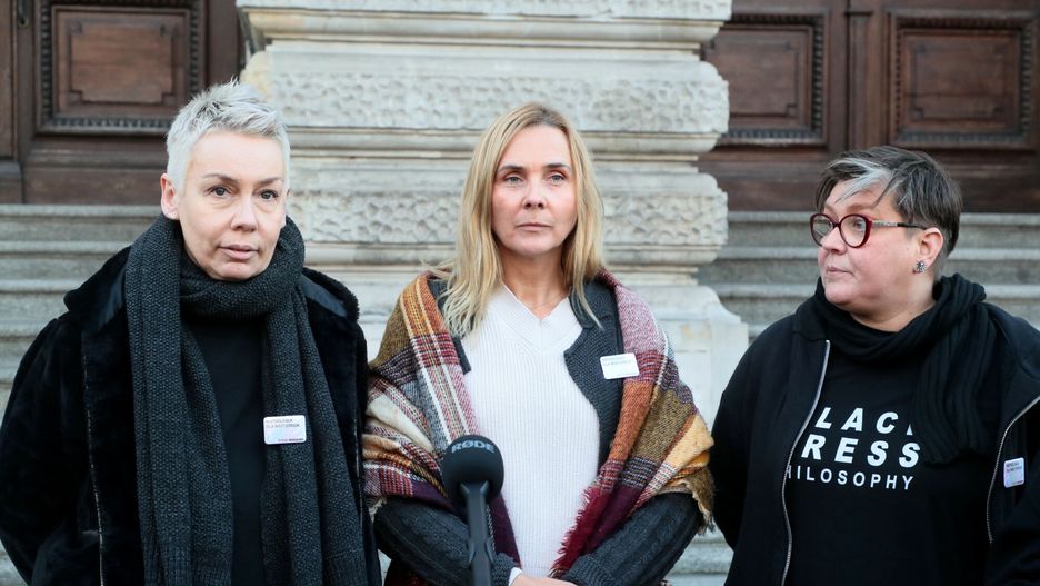"14 kobiet z mostu" nt. demonstracji w ?wi?to Niepodleg?o?ciFot. Piotr Molecki/East News, Warszawa, 10.11.2021. Konferencja prasowa aktywistek z grupy "14 kobiet z mostu" nt. demonstracji "Niepodlegla Dla Wszystkich: 11 Listopada Bez Zadymy".
N/z: Ewa Blaszczyk, Agnieszka Wierzbicka, Elzbieta Podlesna.Piotr Molecki