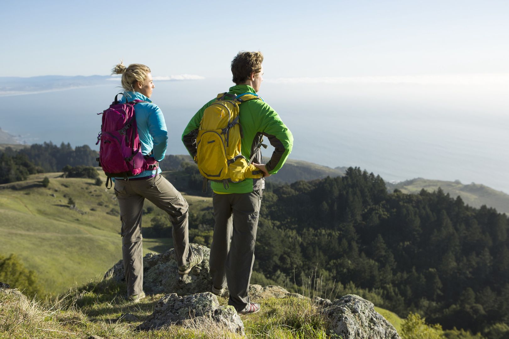 Spodnie trekkingowe przydadzą się na wysokich górskich szczytach i leśnych szlakach.