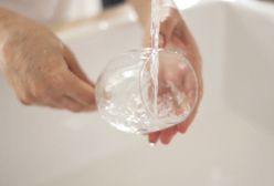 Jak usunąć osad na szklankach? Domowe sposoby