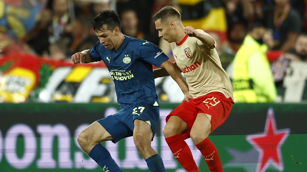 PAP/EPA / Yoan Valat / Na zdjęciu: Hirving Lozano i Przemysław Frankowski