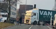 Warszawa: Zderzenie ciężarówki z motocyklistą na Wisłostradzie
