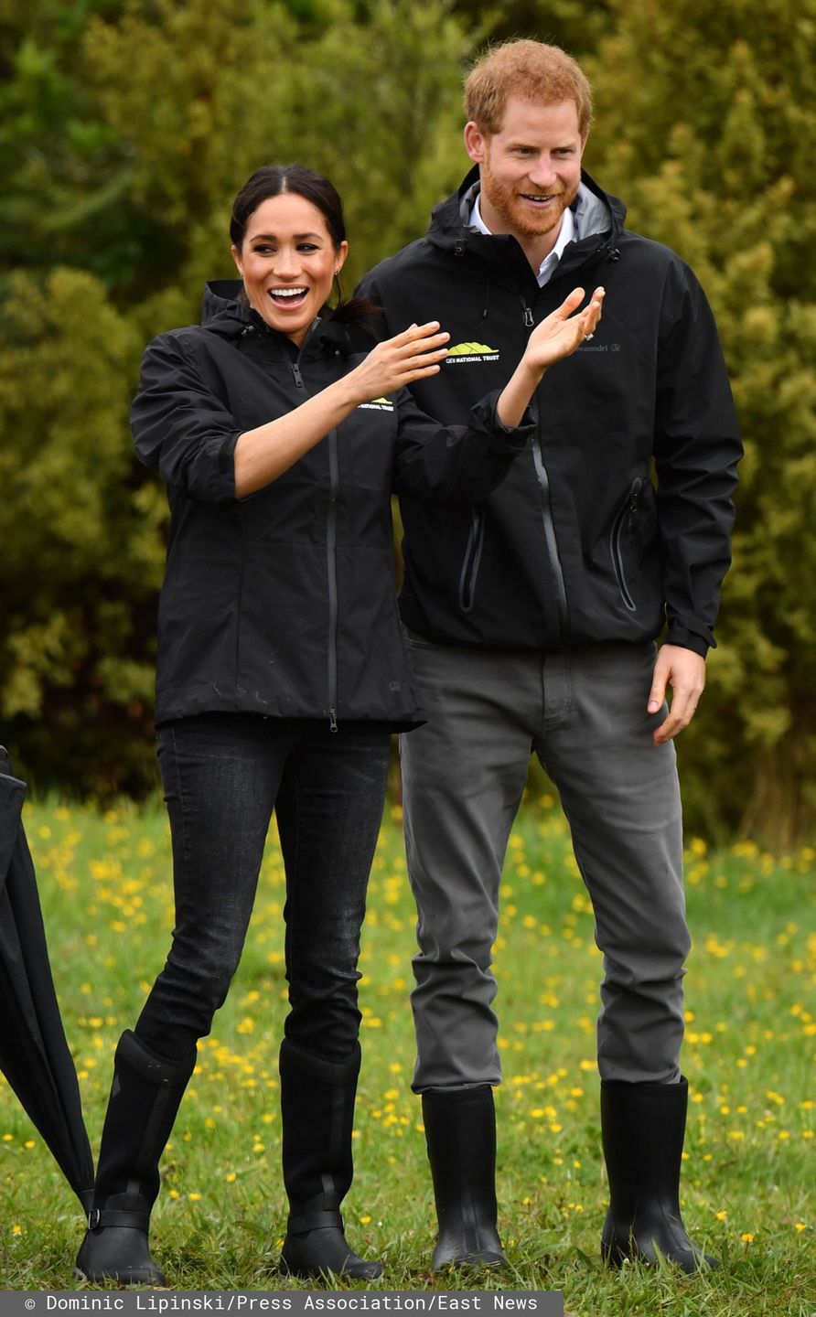 Meghan Markle i książę Harry w otoczeniu zieleni
