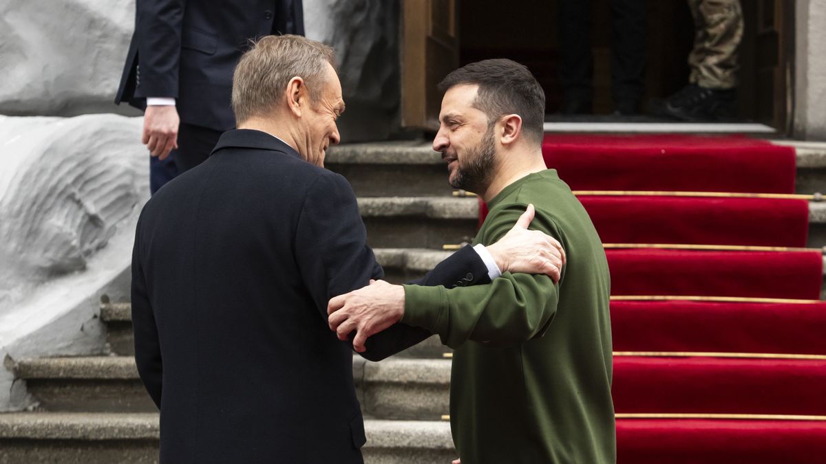 Kijów, Ukraina, 22.01.2024. Premier Polski Donald Tusk (L) i oraz Prezydent Ukrainy Wołodymyr Zełenski (P) podczas spotkania w Kijowie, 22 bm. Trwa wizyta premiera na Ukrainie. (ad) PAP/Vladyslav Musiienko
