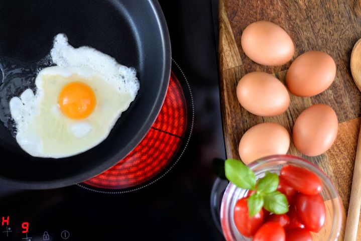 Jajko sadzone to ekspresowy dodatek do śniadania lub obiadu.