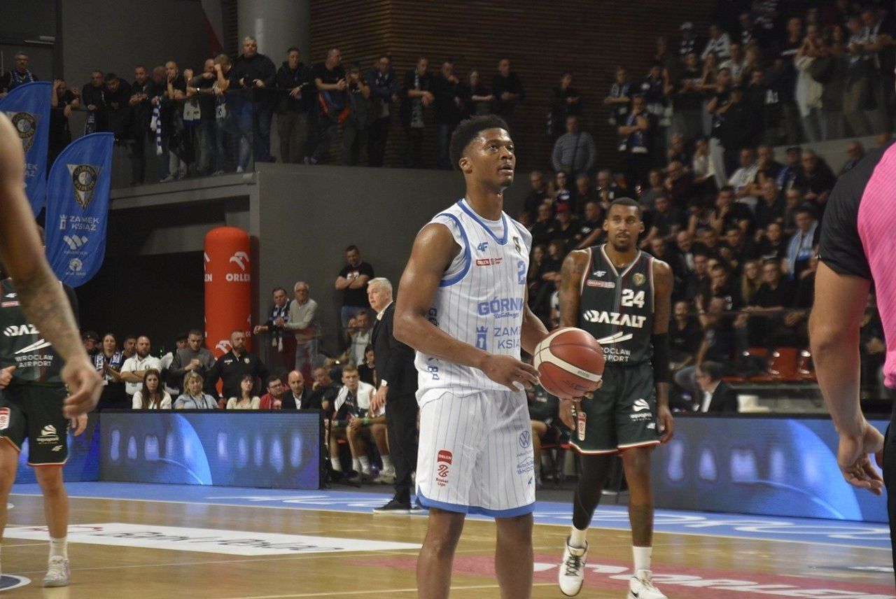 Podczas spotkania z koszykarzami Górnika Zamek Książ będzie można kupić sobie koszulką, taką w jakiej oni grają