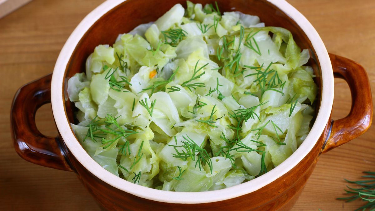 Młoda kapusta na ciepło sprawdzi się jako dodatek do obiadu