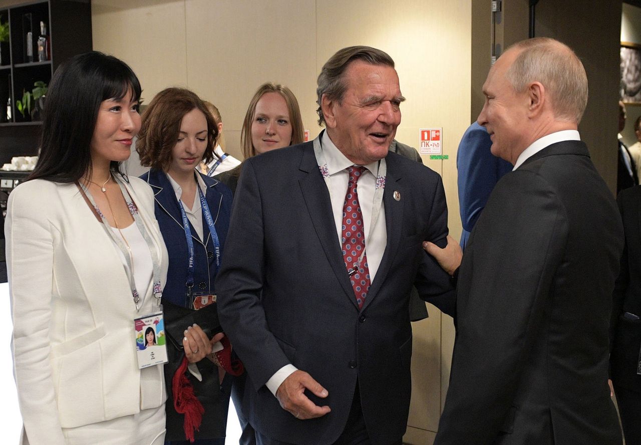 Władimir Putin i Gerhard Schroeder. Co robił były kanclerz Niemiec w Moskwie?