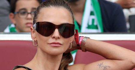Sukienka "Lewej" to hit na wakacje. Dół przyciąga spojrzenia