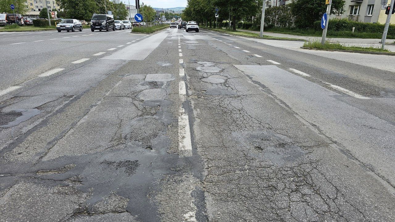 Miejski Zarząd Dróg apeluje do kierowców o szczególną ostrożność w rejonie prowadzonych prac oraz stosowanie się do wskazówek ekip remontowych i tymczasowego oznakowania.