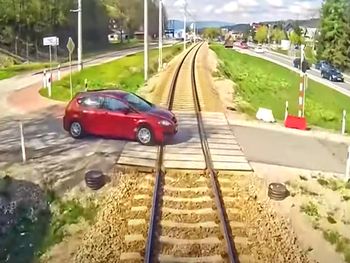 Dramatyczny wypadek na przejeździe kolejowym. Jest nagranie
