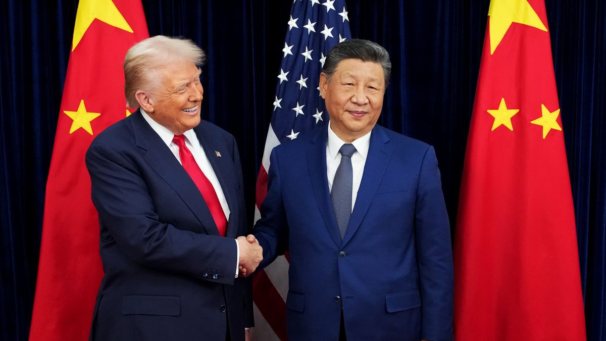 BUSAN, SOUTH KOREA - OCTOBER 30: U.S. President Donald Trump greets Chinese President Xi Jinping ahead of a bilateral meeting at Gimhae Air Base on October 30, 2025 in Busan, South Korea. Trump is meeting Xi for the first time since taking office for his second term, following months of growing tension between both countries. (Photo by Andrew Harnik/Getty Images)