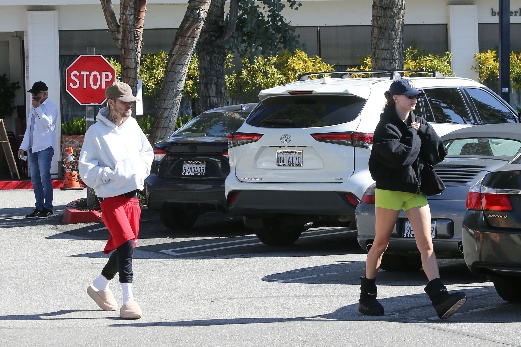 Justin Bieber w kapciach mknie na śniadanie z Hailey