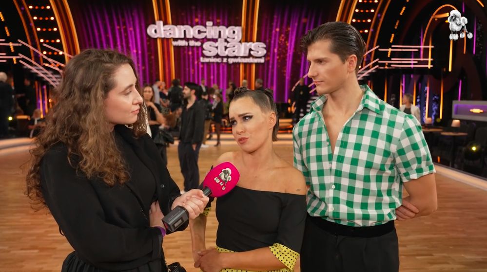 Anna-Maria Sieklucka i Michał Kassin przed mikrofonem Pudelka