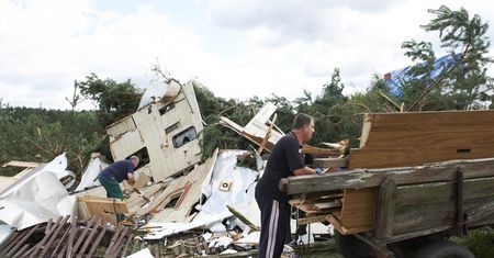 Trąby powietrzne nad Polską. Poszkodowani przez kataklizm otrzymali zasiłki