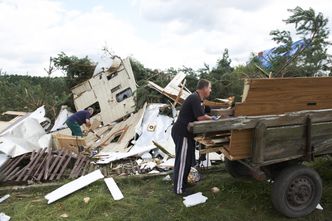 Trąby powietrzne nad Polską. Poszkodowani przez kataklizm otrzymali zasiłki