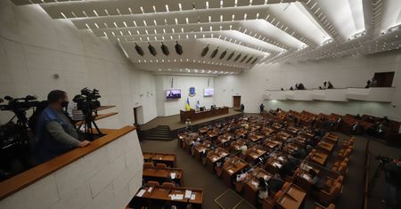 Ukraina. Rada miejska Dniepru zwolniła 655 osób w 9 minut