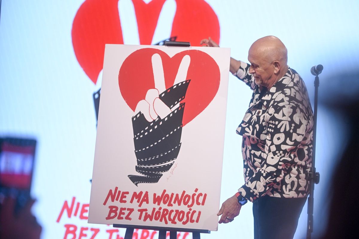 Fot. Jacek Kurnikowski/AKPA
Andrzej Pągowski prezentuje plakat, który stworzył, by wesprzeć artystów w ich walce o tantiemy