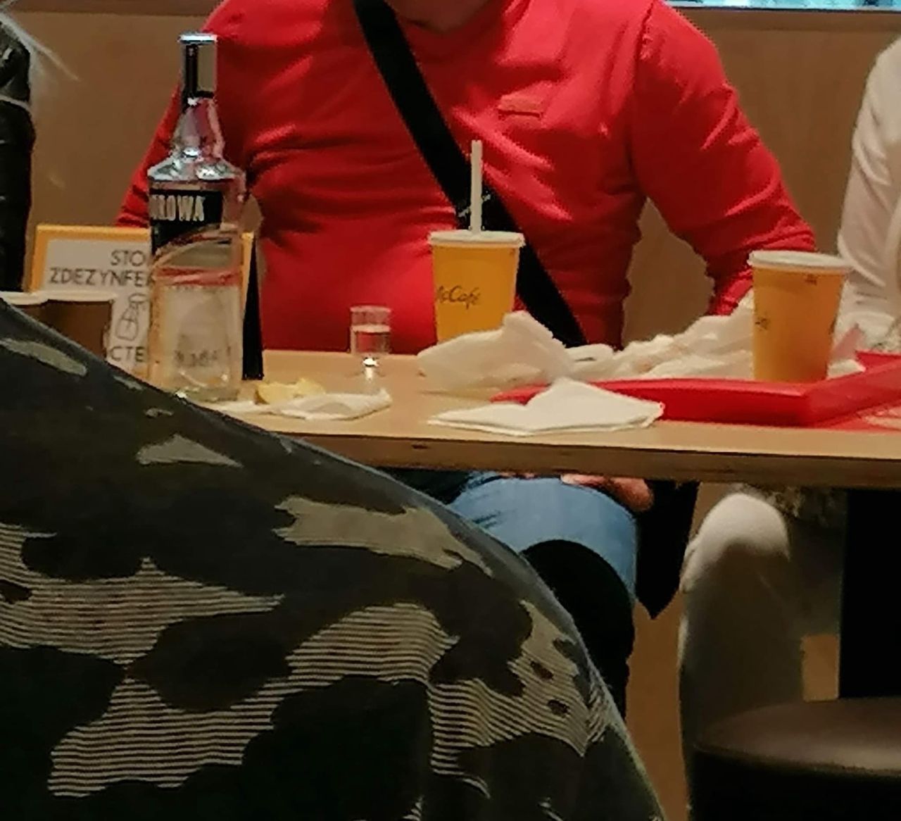 Polacy na wakacjach. Wódka już na lotnisku. "Wstydu nie mają"