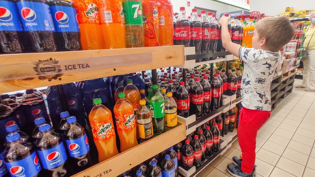 reporter_baza_2021-06
14.06.2021 Lodz.  Wzrost cen napojow slodkich. Rzad PiS wprowadzil podatek od cukru. Firmy przerzucily koszt oplat na klienta tzw. podatek cukrowy - zdjecie ilustracyjne. Jest zgoda na publikacje wizerunku chlopca   Fot. Piotr Kamionka/REPORTER
Piotr Kamionka/REPORTER