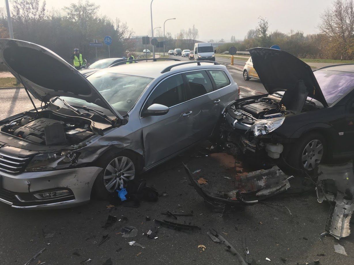 Bardzo groźna kolizja drogowa w Ostrowcu Świętokrzyskim. Jeden z kierowców poszkodowany