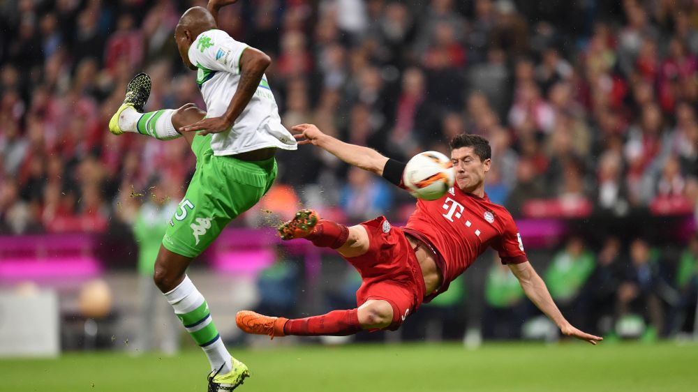 Robert Lewandowski strzela piątą bramkę w meczu z VfL Wolfsburg (22092015 r)
