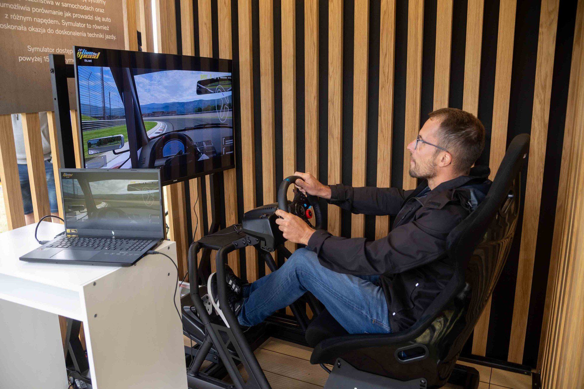 Oprócz wystawy aktualnych modeli marki Volvo, szczególną uwagę przyciągają różnego rodzaju symulatory. Najwięcej chętnych ustawiało się do symulatora dachowania oraz do crash testu.