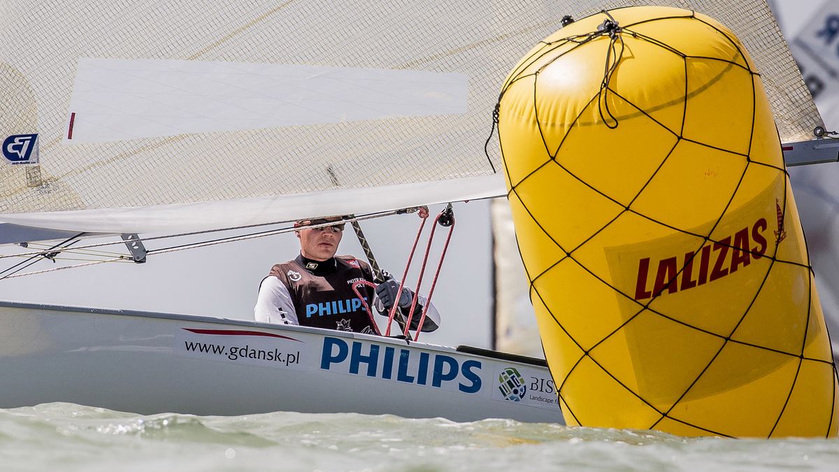 Materiały prasowe / Robert Deaves / Na zdjęciu: Piotr Kula na jachcie olimpijskiej klasy Finn